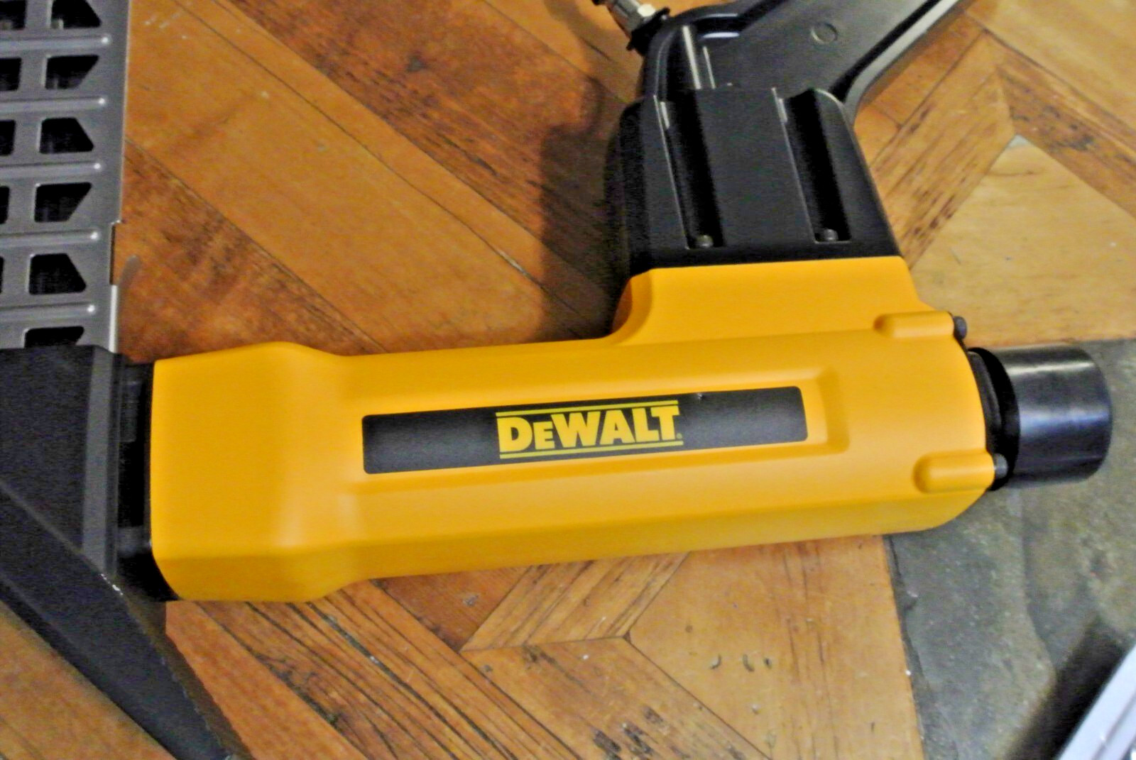 Dewalt 2-in-1 Pneumatic 15.5-Gauge & 16-Gauge Flooring Tool W/ Mallet DWFP12569