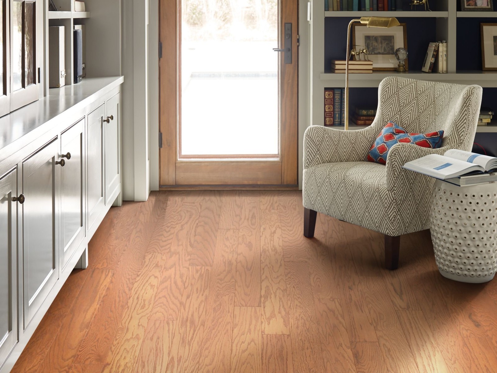 Shaw SW582 Albright Oak 5″W Smooth Engineered Red Oak Hardwood – Chocolate