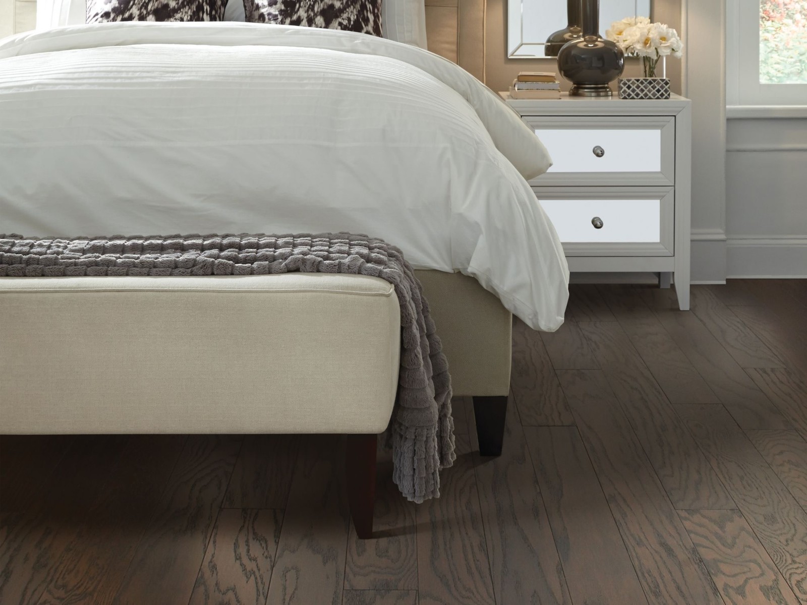 Shaw SW582 Albright Oak 5″W Smooth Engineered Red Oak Hardwood – Coffee Bean
