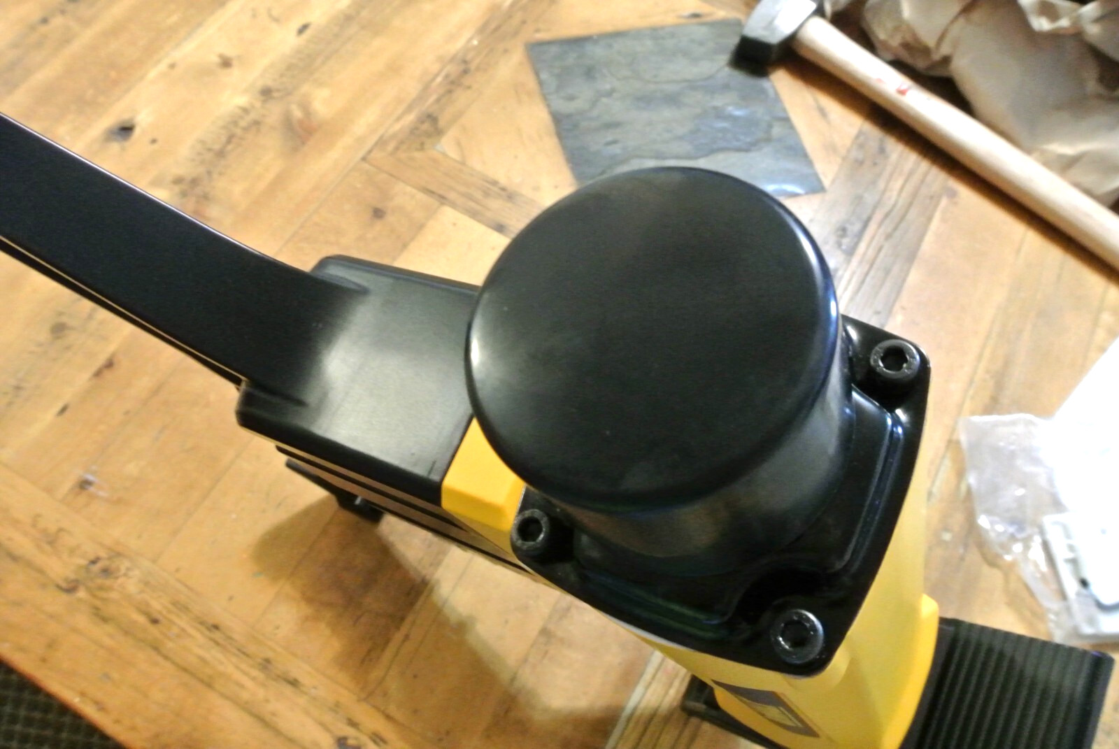 Dewalt 2-in-1 Pneumatic 15.5-Gauge & 16-Gauge Flooring Tool W/ Mallet DWFP12569