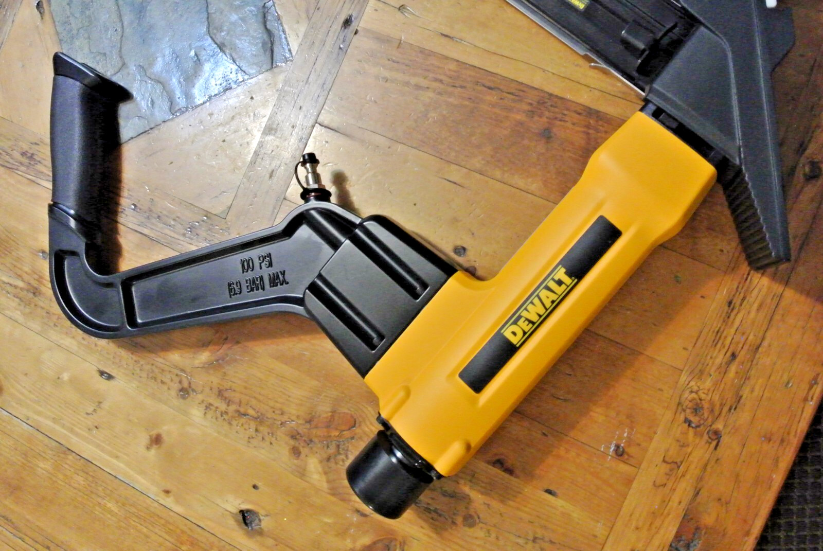 Dewalt 2-in-1 Pneumatic 15.5-Gauge & 16-Gauge Flooring Tool W/ Mallet DWFP12569