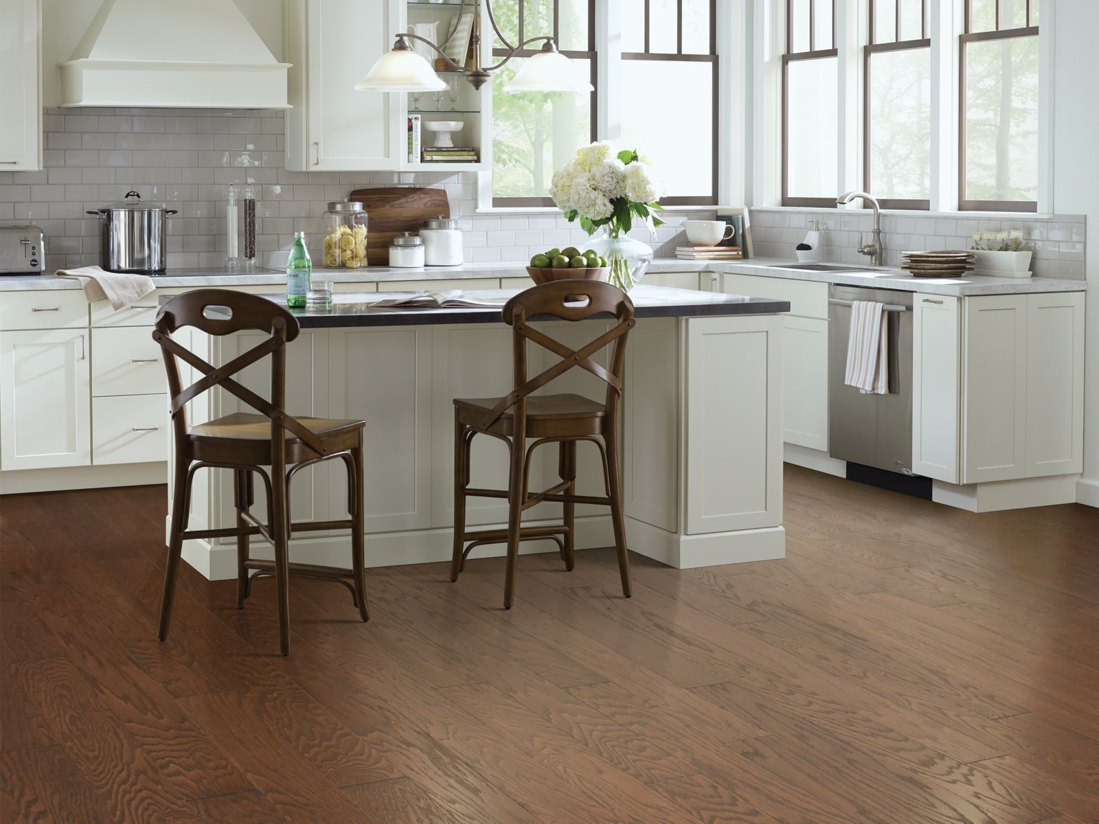 Shaw SW582 Albright Oak 5″W Smooth Engineered Red Oak Hardwood – Gunstock
